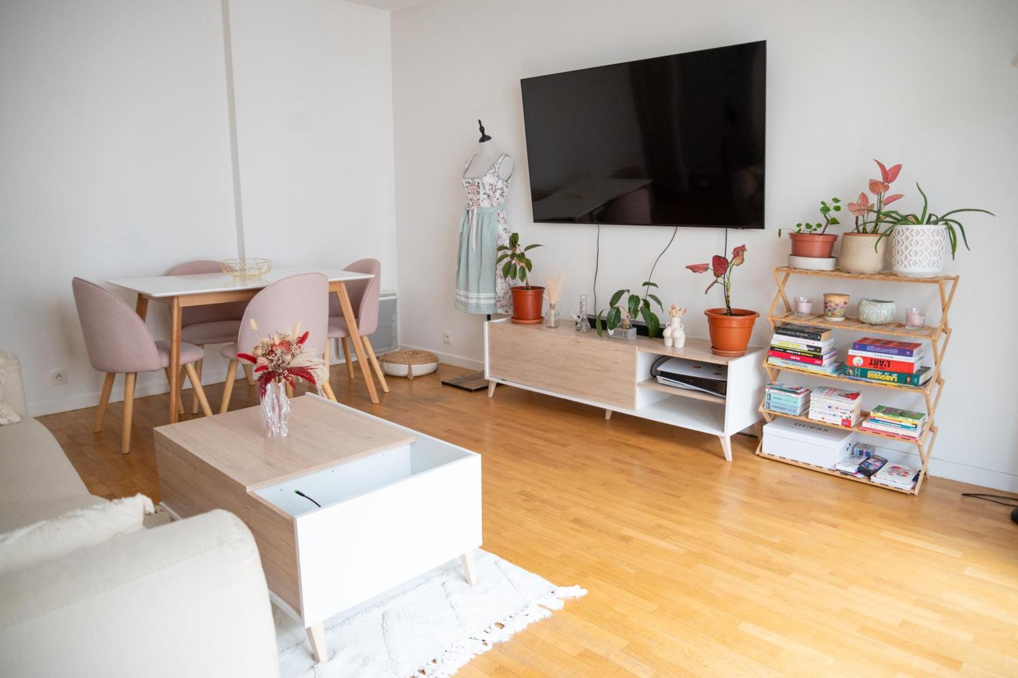 Entier Avec Balcon Sur Cour A Appartamento Parigi
