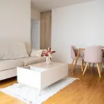 Appartement Entier Avec Balcon Sur Cour A Paris